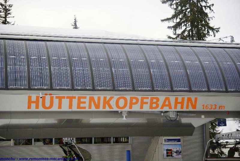 Les panneaux solaires sur le télésiège débrayable Hüttenkopf construit en 2012.